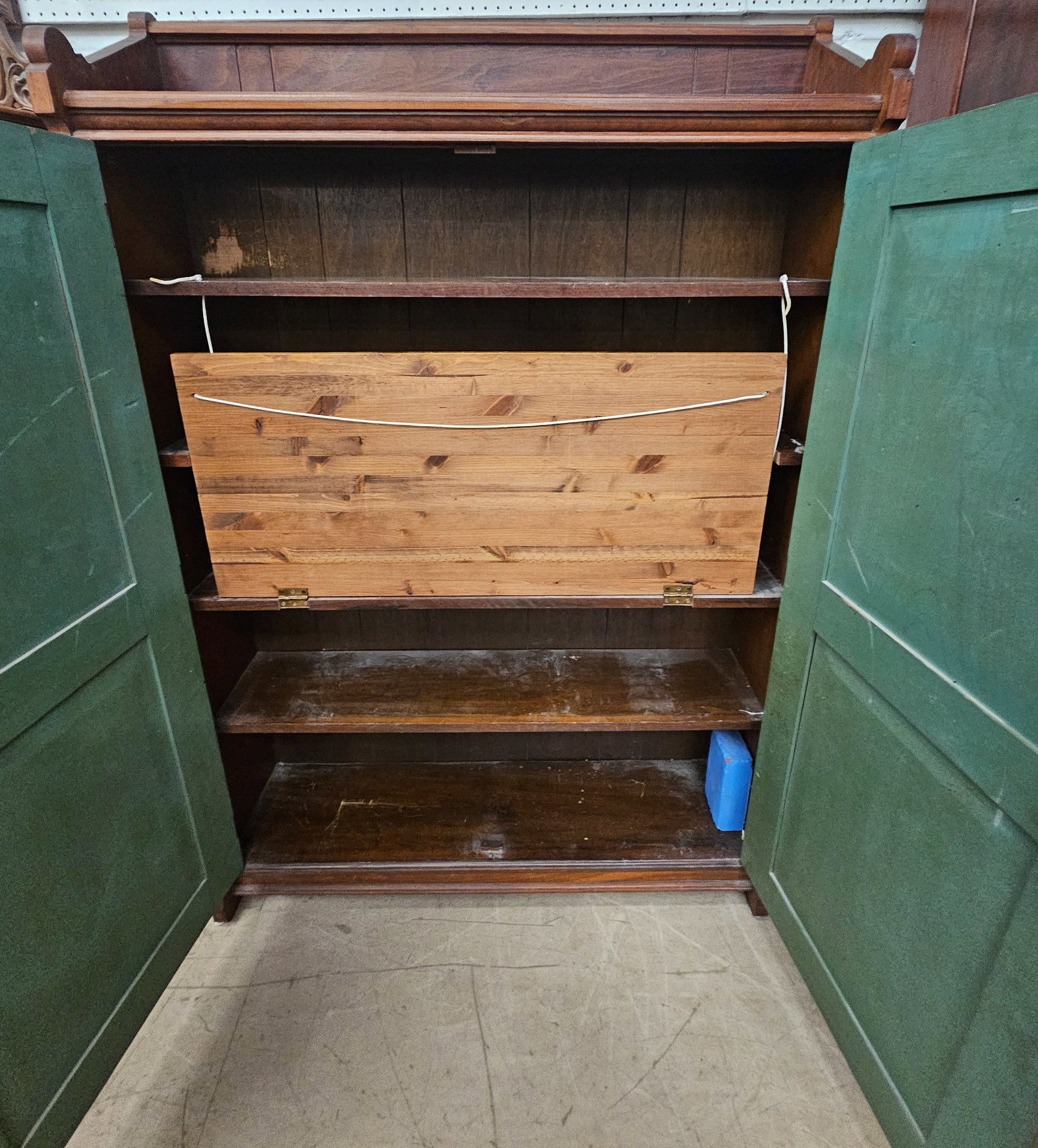 COUNTRY CUPBOARD - 4
