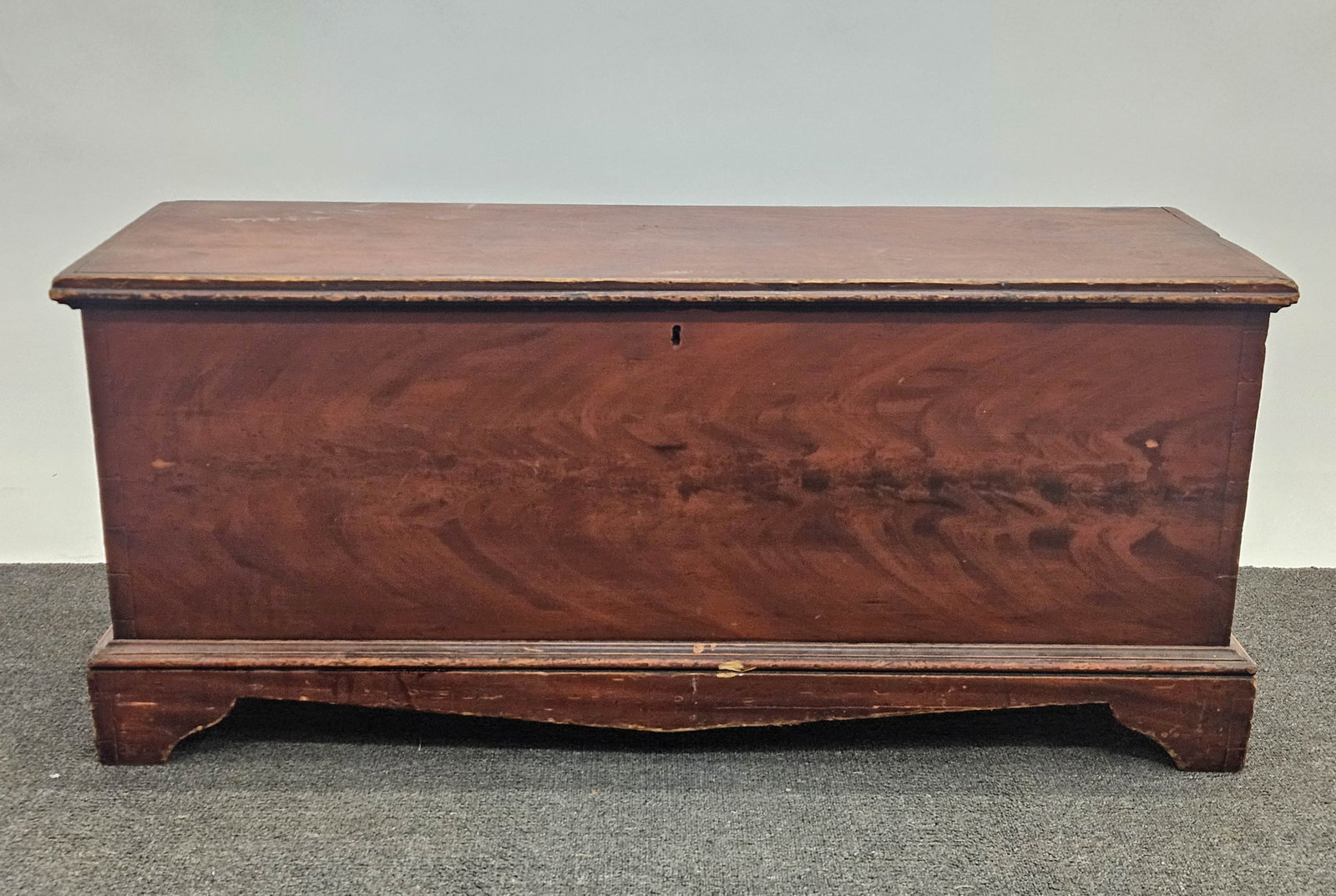 MAHOGANY BLANKET CHEST: Dovetail corners, bracket feet, working lock with key; H-19"xW-44"; normal wear, G