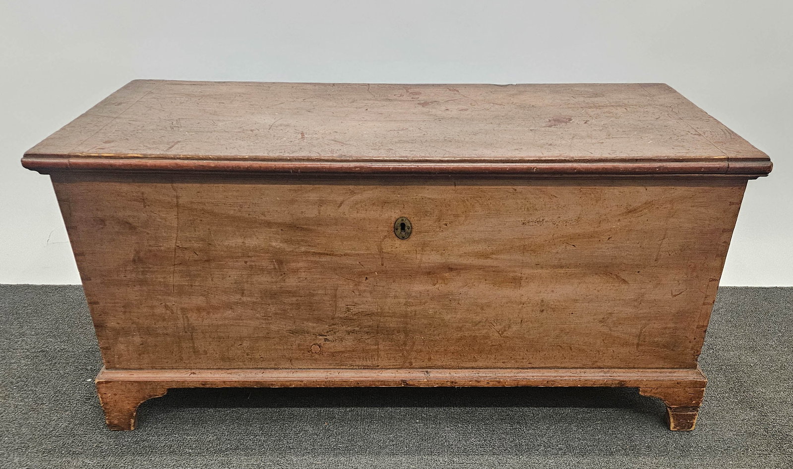 PINE BLANKET CHEST: Dovetail joints, bracket feet; H-22"xW-46"; normal wear, G