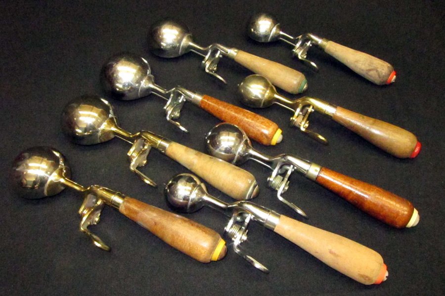 SET INDESTRUCTO ICE CREAM SCOOPS (8): Benedict Indestruco No. 14; wood handles; full set - [8] through[40]; G-VG