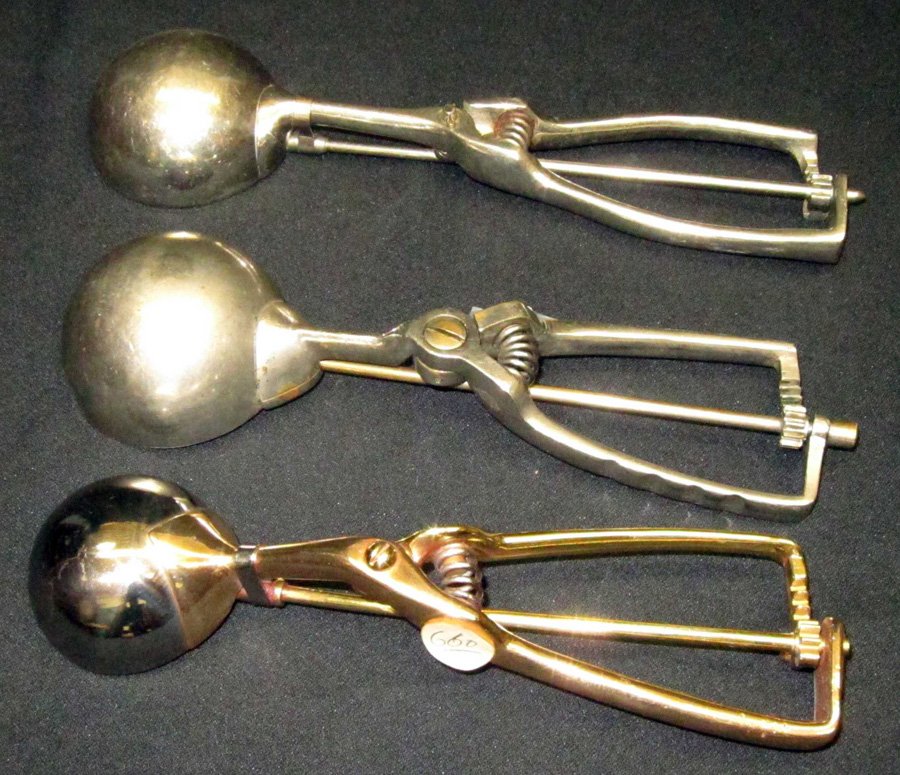 SQUEEZE HANDLE ICE CREAM SCOOPS (3): (1) Hamilton Beach #30 [8], L-10 1/2"; (1) Napako no. 15 [10], L-9"; (1) National [20], polished (Australia), L-8 1/2"; G-VG