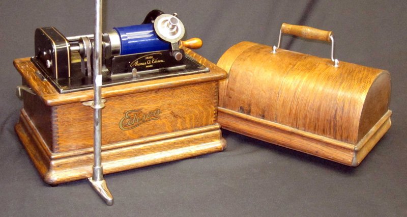 EDISON STANDARD PHONOGRAPH: Combination type, model D, serial #645951 (9) cylinders; tin painted horn flaking; phonograph L-13", Dia.-Horn 22", G-VG