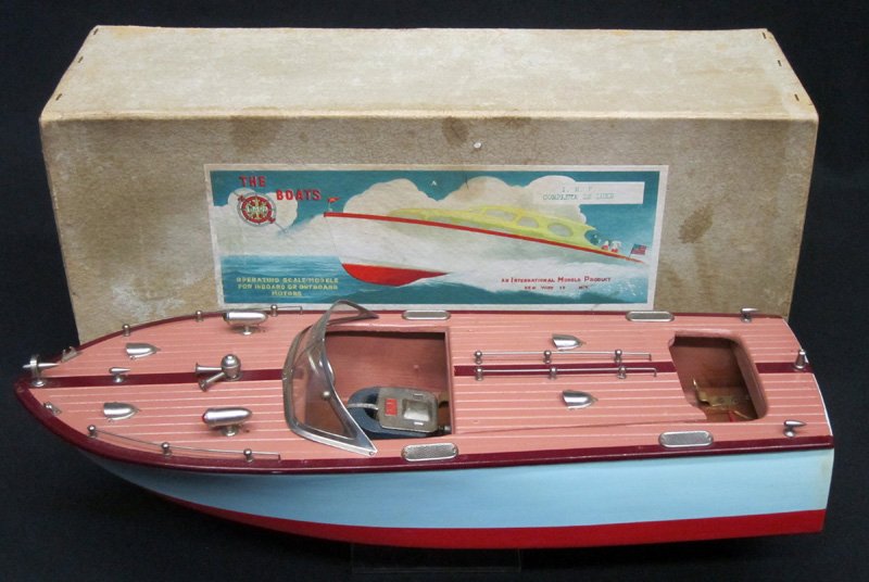 I. M. P. BOAT: Complete DeLuxe; single screw; International Models Product NY; painted wood; battery op; untested; original box has wear; L-17", EX-NM