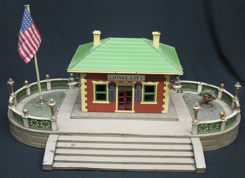 LIONEL TRAIN STATION AND PLATFORM (1 of 1)