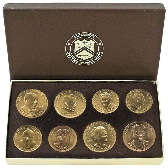 1980-84 AMERICAN ARTS GOLD MEDALLIONS (x8): Housed in a US Mint box with four 1oz & four ½oz gold medals. Includes: (1) four ½ troy oz Medals: Marian Anderson 1980, Frank Lloyd Wright 1982, Alexander Calder 1983, John Steinbeck 1984; (2) four