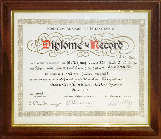 1972 APOLLO 16 FAI CERTIFICATE OF RECORD: Official certificate awarded to John W. Young & Charles M. Duke Jr. for the record mass transported to the surface on the Moon, 8,257.6 kilograms on their Apollo 16 Mission from April 21-27, 1972. Fed