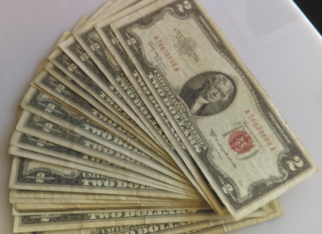 25 Pieces RED SEAL $2.00 NOTES-MIXED DATES- Average (1 of 1)