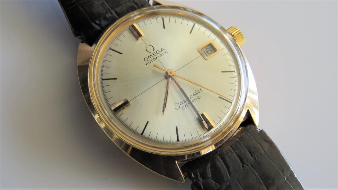 Omega Seamaster Cosmic Vintage Watch: Vintage mens Omega Cosmic Seamaster wrist watch. With date. Band is broken. 33 mm case. 17 mm band width. Circa 1968. 24 jewel. 29.8 DWT. Working intermittently.