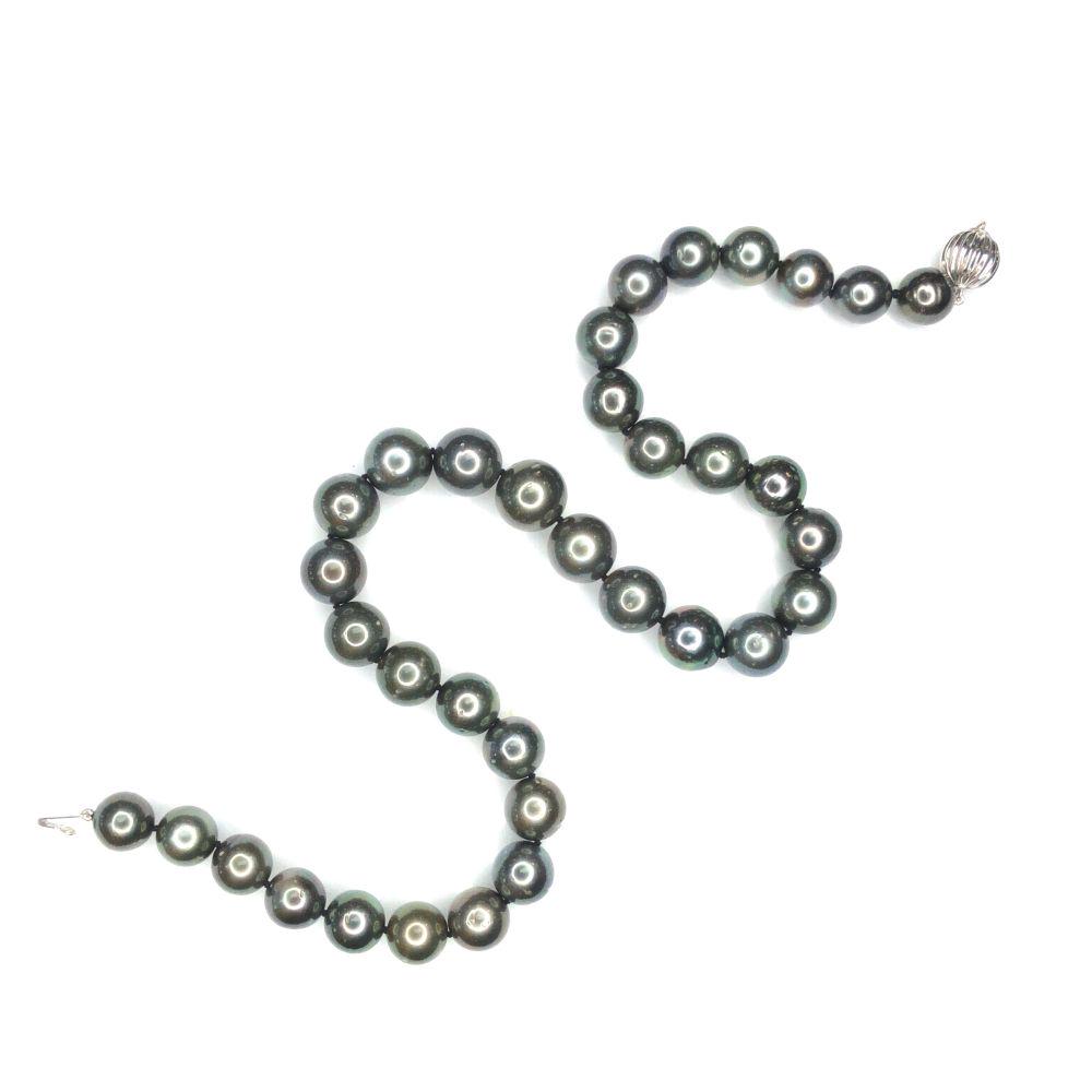 Lustrous Dark Gray Graduated Tahitian Pearls (1 of 5)