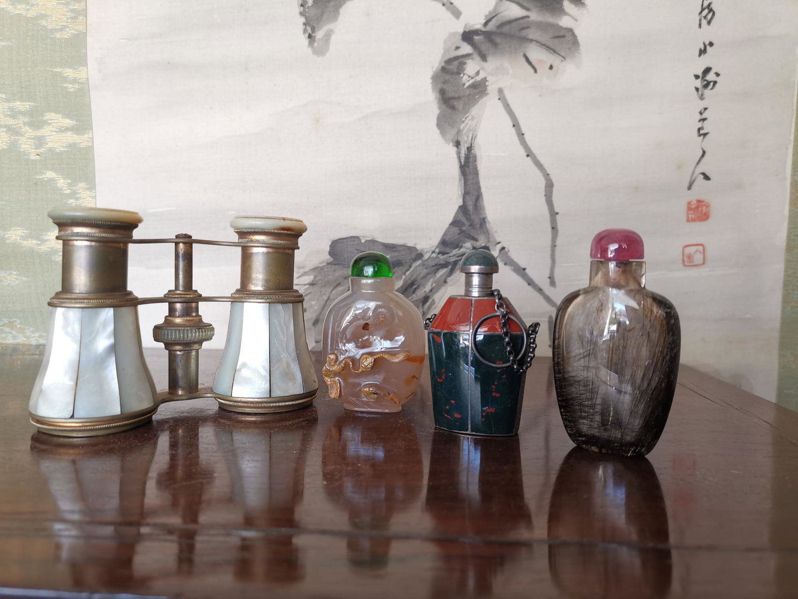 THREE CHINESE SNUFF BOTTLES & A TELESCOPE: THREE CHINESE SNUFF BOTTLES & A TELESCOPE. HIGHTEST SNUFF BOTTLE H 2 3/4 INCHES.