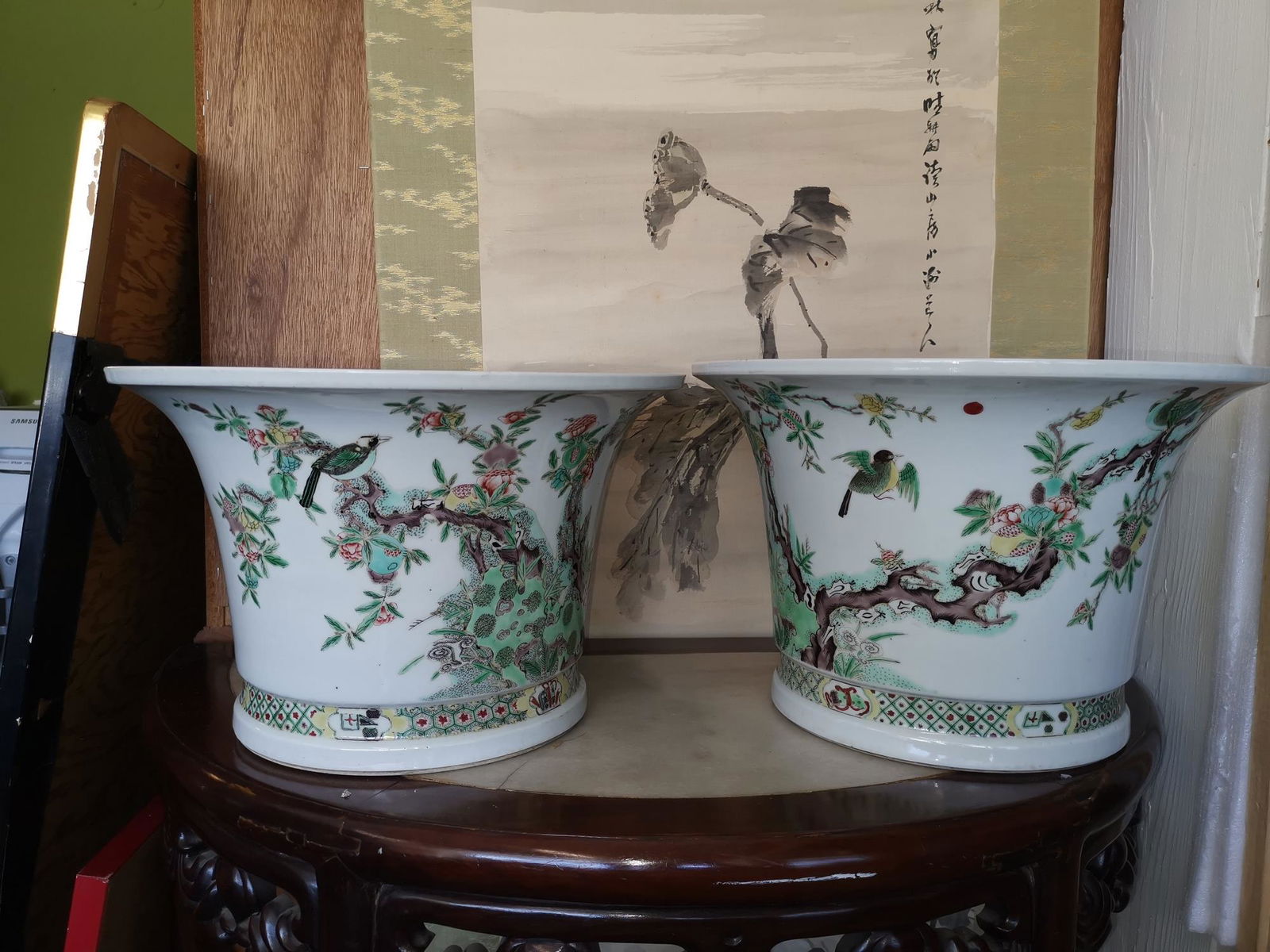 A PAIR OF KANGXI WUCAI FLOWER BIRD FLOWERPOT (1 of 20)