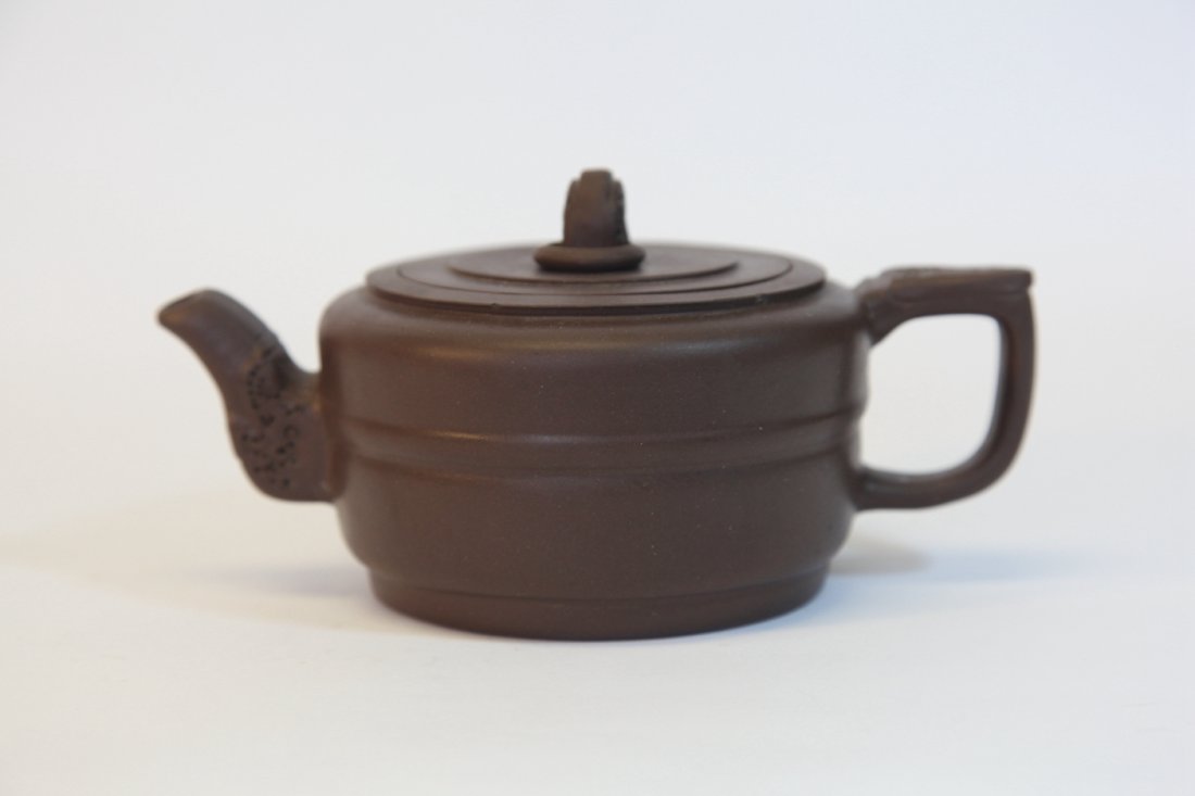 Chinese Yixing Zisha tea pot: Size: H: 3" W:3.5" inch, Good Condition NO BUYER'S PREMIUM!!!!