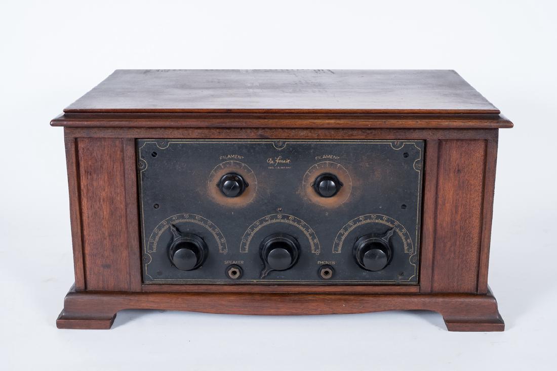 DeForest 5 Tube Receiver: DESCRIPTION: DeForest five tube receiver. MEASUREMENTS: 21-1/2" wide x 14" deep x 10-3/4" high. CONDITION: Some alligatoring and fading to finish of lid. Light overall wear as expected with age and us