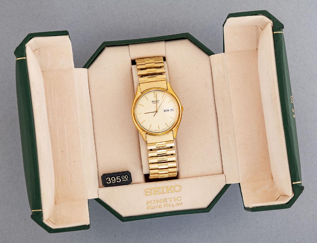 Seiko Kinetic Wristwatch: DESCRIPTION: Seiko Kinetic auto relay man's wristwatch. Original box and papers with warranty card.