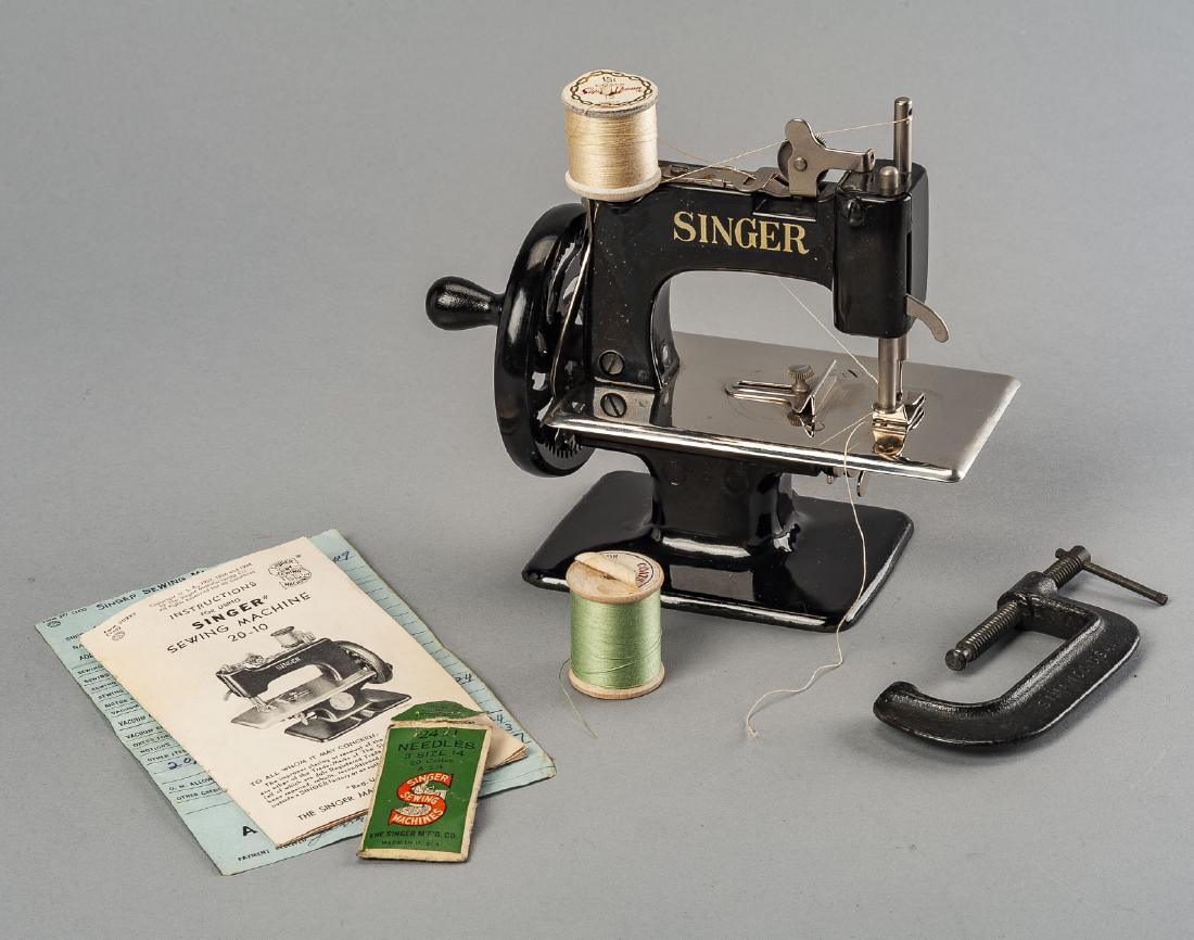 Singer Sewing Machine 20-10 in Case (1 of 6)