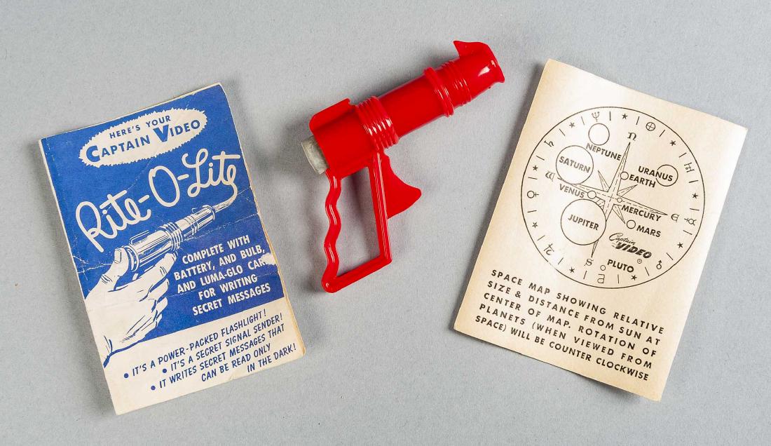 Captain Video Secret Ray Gun: DESCRIPTION: Captain Video secret ray gun. Power house candy bar premium. With original bulb, pamphlet, and space map. MEASUREMENTS: Gun 3-1/2" long. CONDITION: Not tested. Pamphlet with creases.
