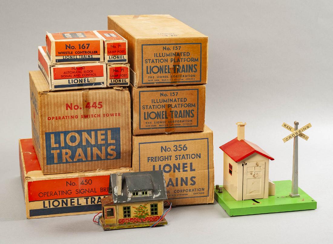 11 Lionel Buildings & Accessories (1 of 3)
