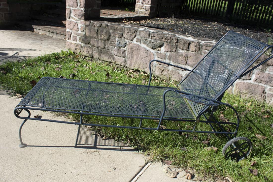 Outdoor Metal Chaise: DESCRIPTION: Outdoor metal chaise. MEASUREMENTS: 70" x 31" x 34".