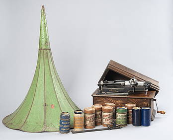 Edison Cylinder Phonograph with Horn (1 of 17)