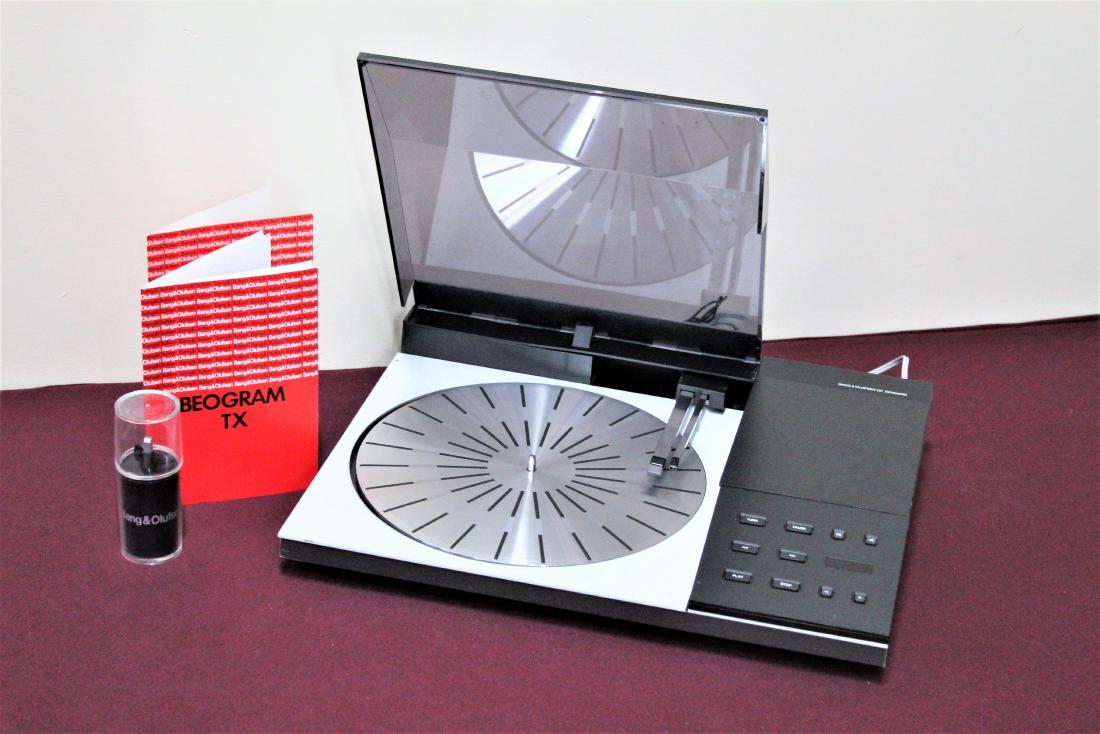 Bang & Olufsen Turn Table (1 of 2)