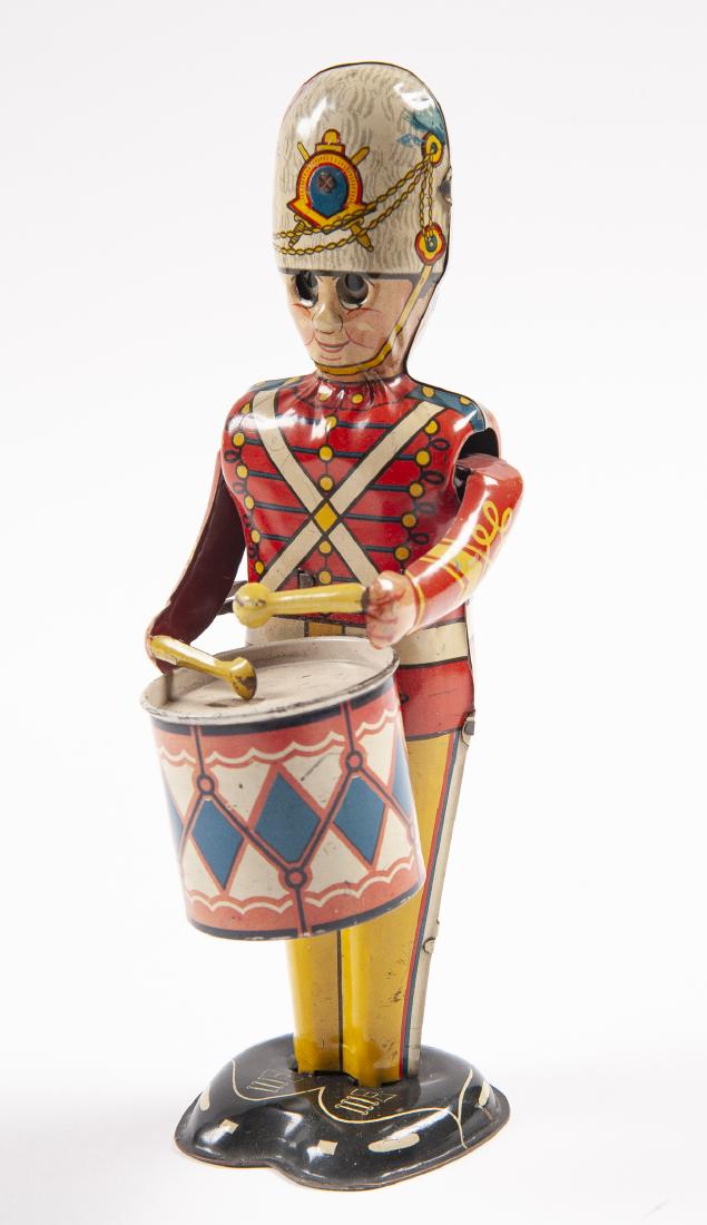 Marx Tin Wind-Up George the Drummer Boy Toy: DESCRIPTION: Marx tin litho wind-up George the Drummer Boy toy. MEASUREMENTS: 9". CONDITION: Surface wear.