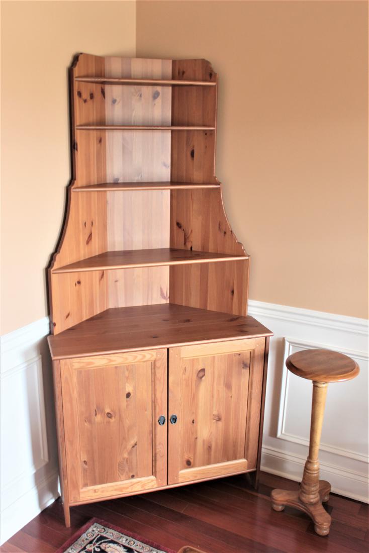 Corner and Pedestal Stand