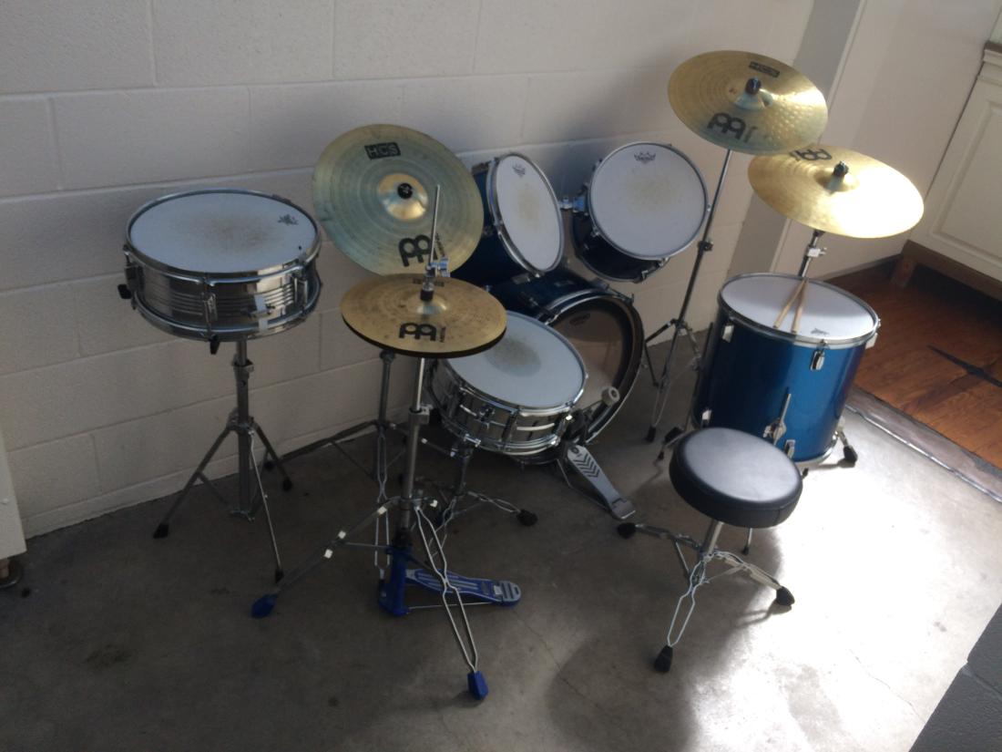 11 piece assembled drum set (1 of 8)