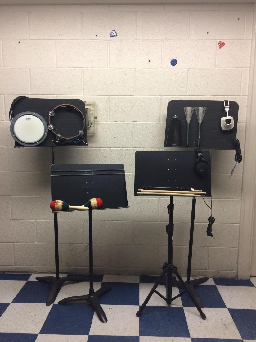 Large lot of musical instruments and stands.: 21 pieces total. Includes zenith headphones.