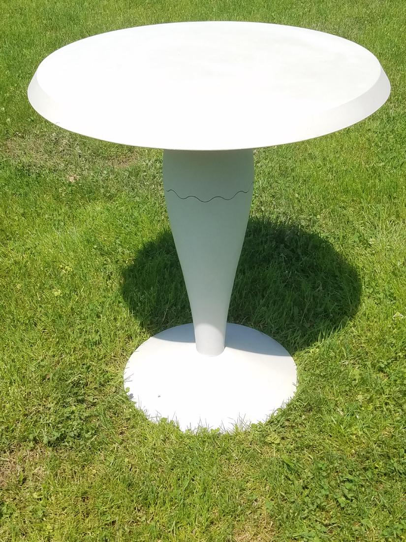 White Round Table Miss Balu by Starck (1 of 2)