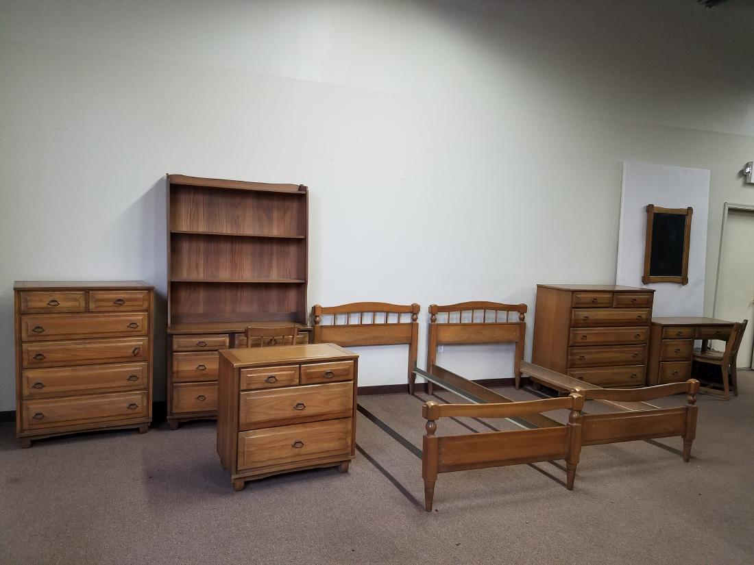 10 Pcs Bedroom Suite (1 of 3)