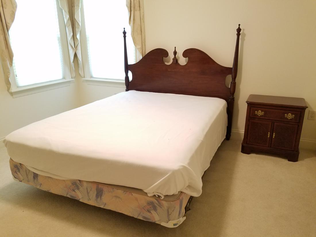 Drexel Queen Bed and Night Stand (1 of 2)