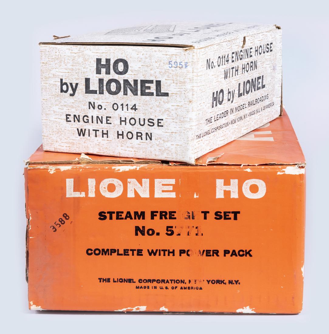 Lionel Steam Freight Set 5771 & 0114 Engine House: DESCRIPTION: Two Lionel HO scale items. Includes: 1) 5771 Steam Freight Set in original box. Incomplete - doe snot include power source. With 625LT Southern Pacific loco and tender, 300, 817-150, 860-