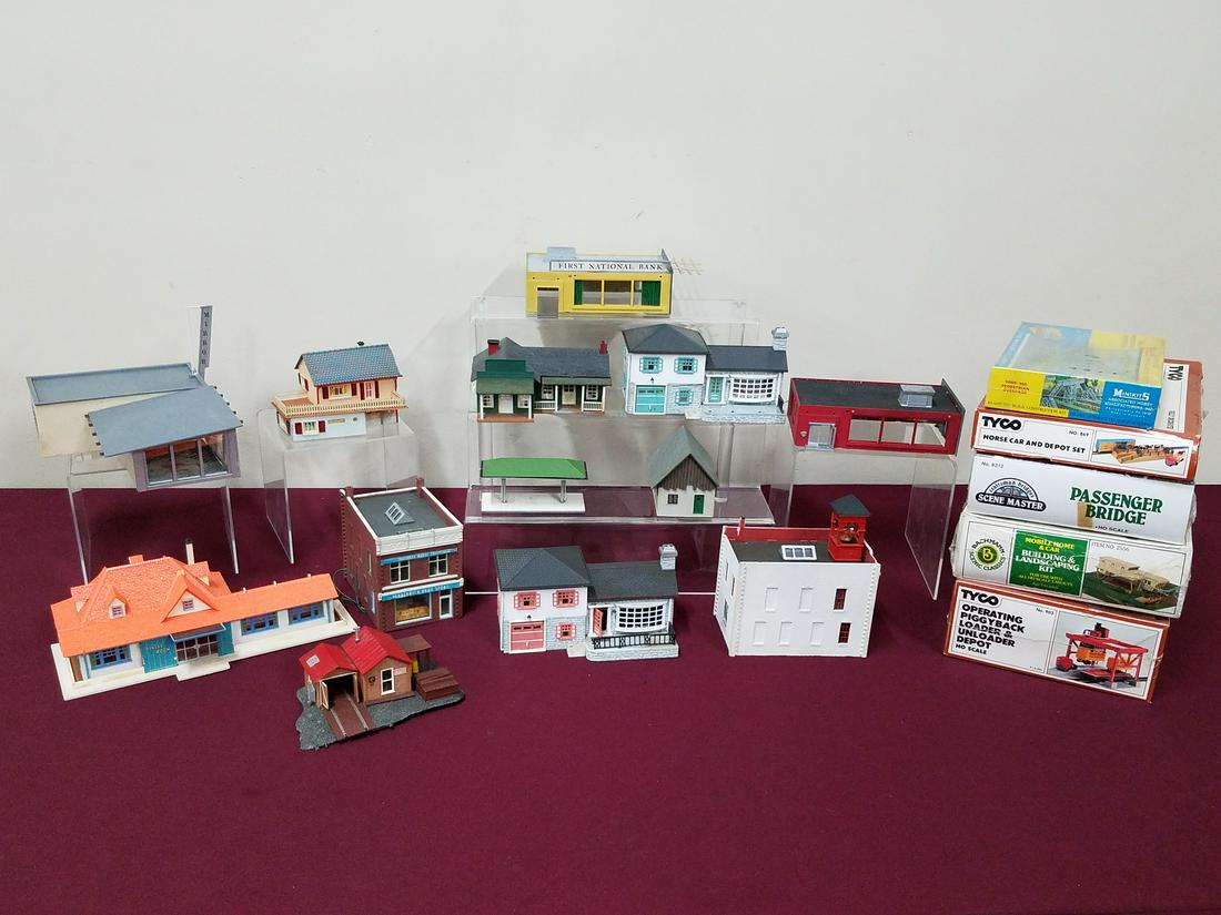 28 HO Scale Buildings incl. TYCO and Bachmann (1 of 2)