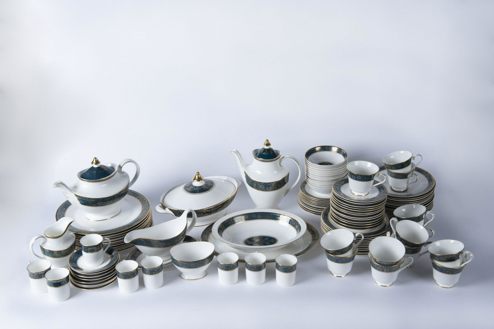 114 Pcs Royal Doulton Carlyle Dinnerware (1 of 4)