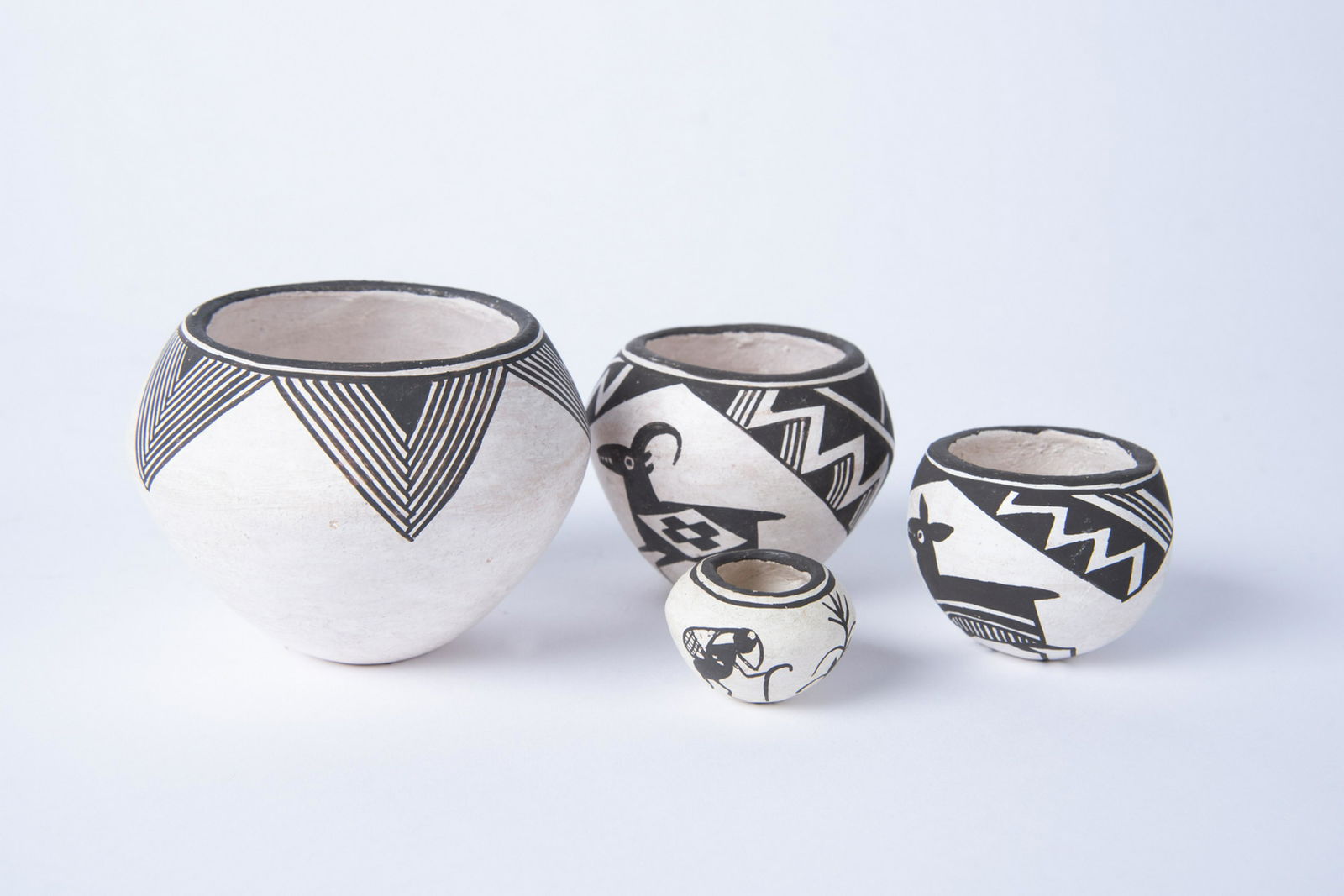 4 Native American Finger Pots (1 of 2)