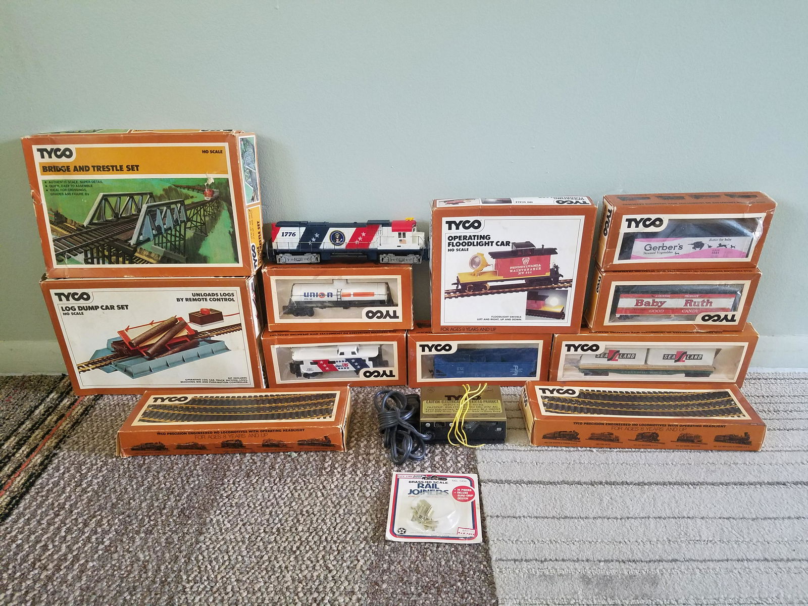14 pc Tyco HO Train Set (1 of 1)