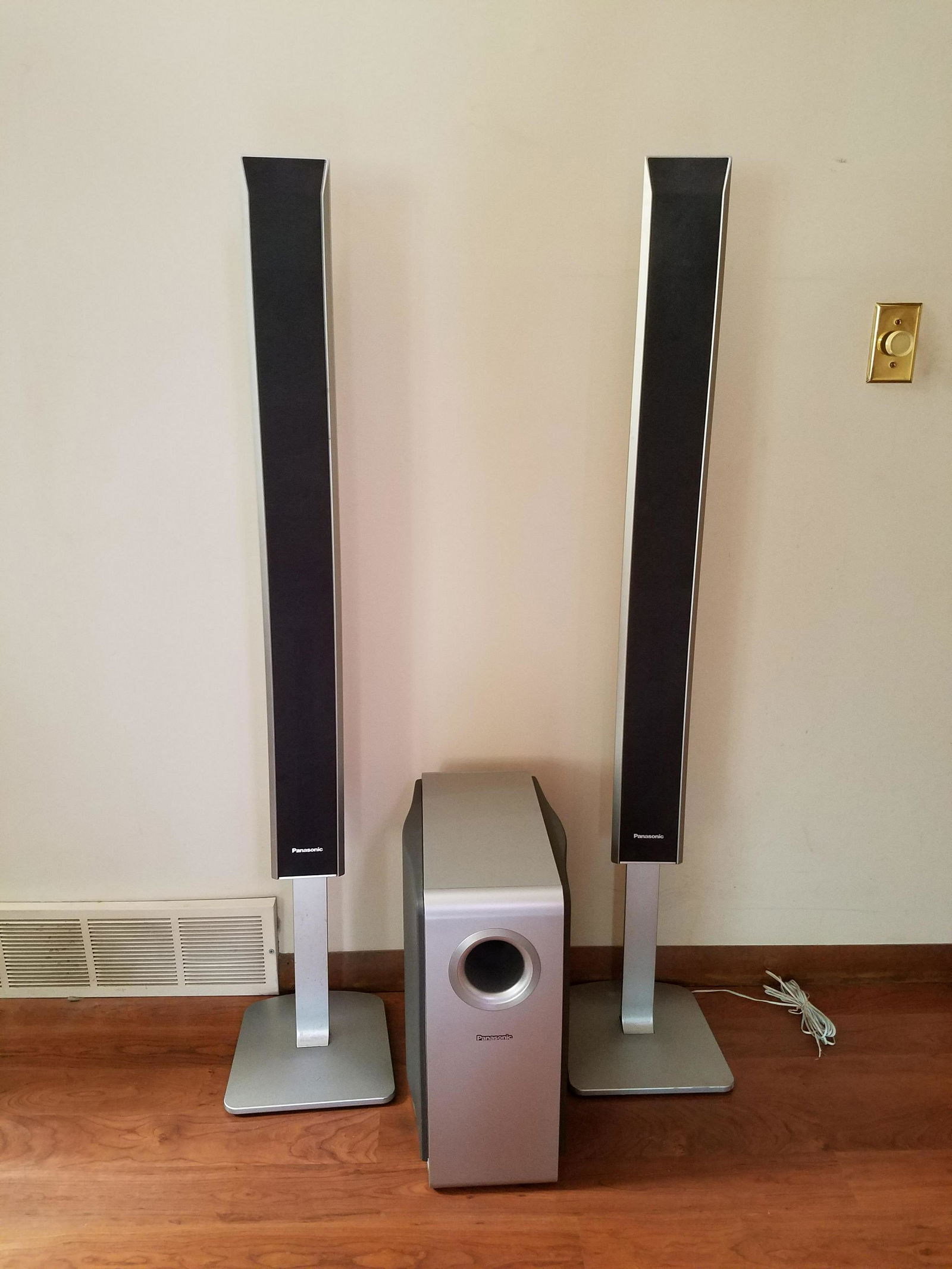 3 Panasonic Speakers and Subwoofer (1 of 3)