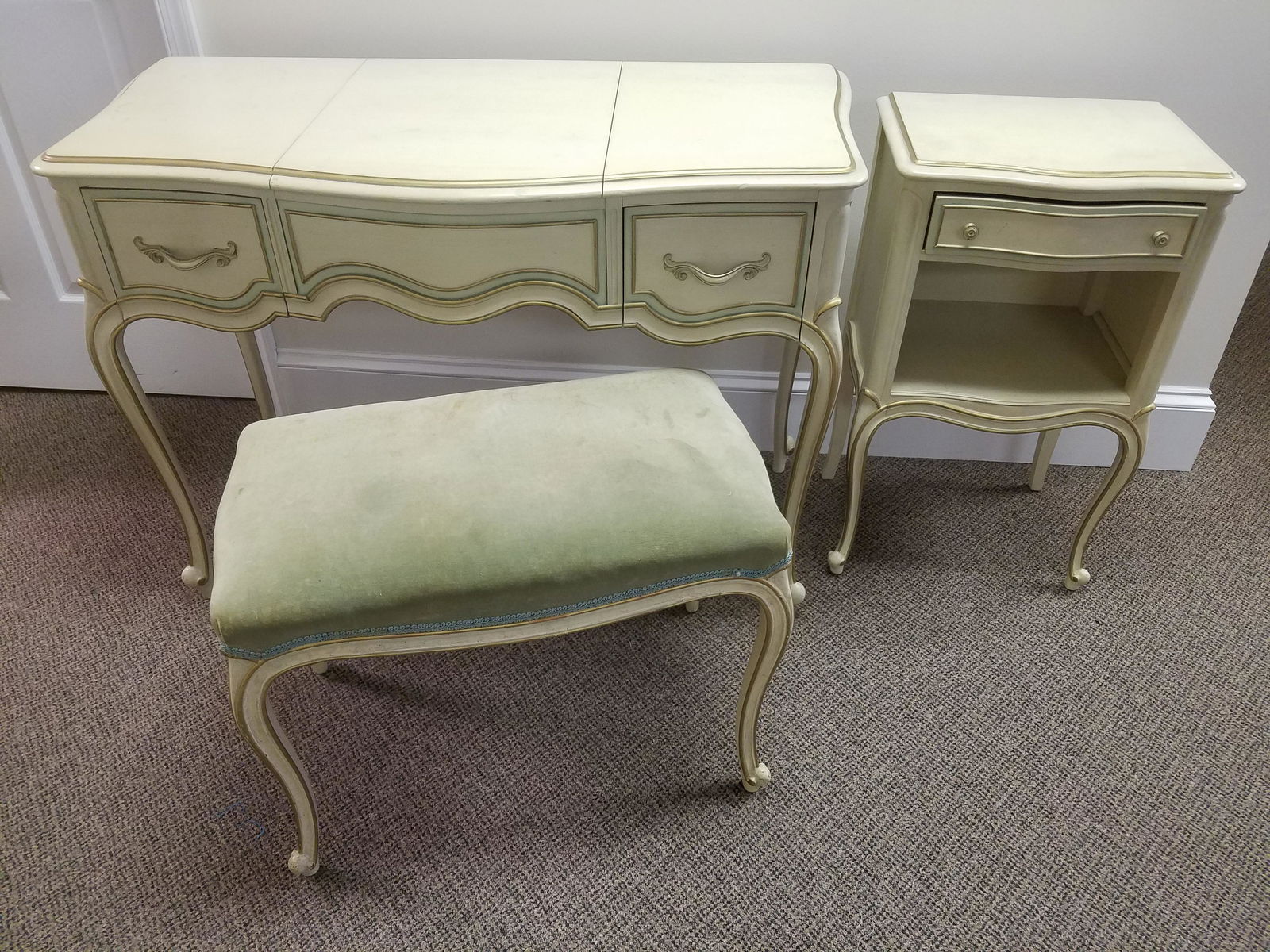 6 PcsTouraine Custom by Drexel Bedroom Suite (1 of 4)