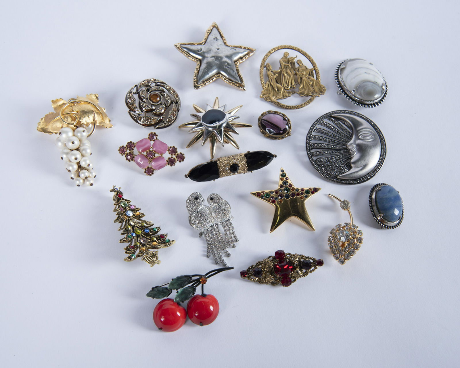 17 Costume Brooches incl Signed (1 of 7)