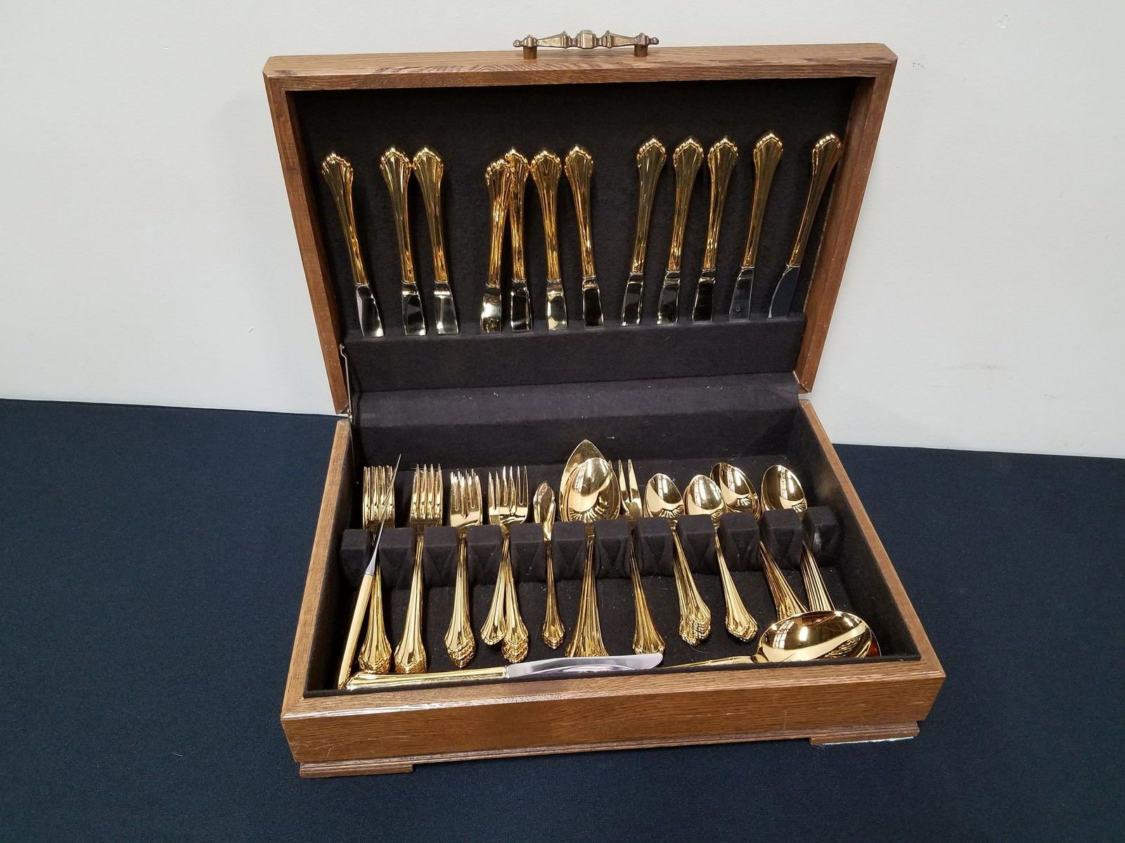 98 Pcs Oneida Community Flatware (1 of 3)