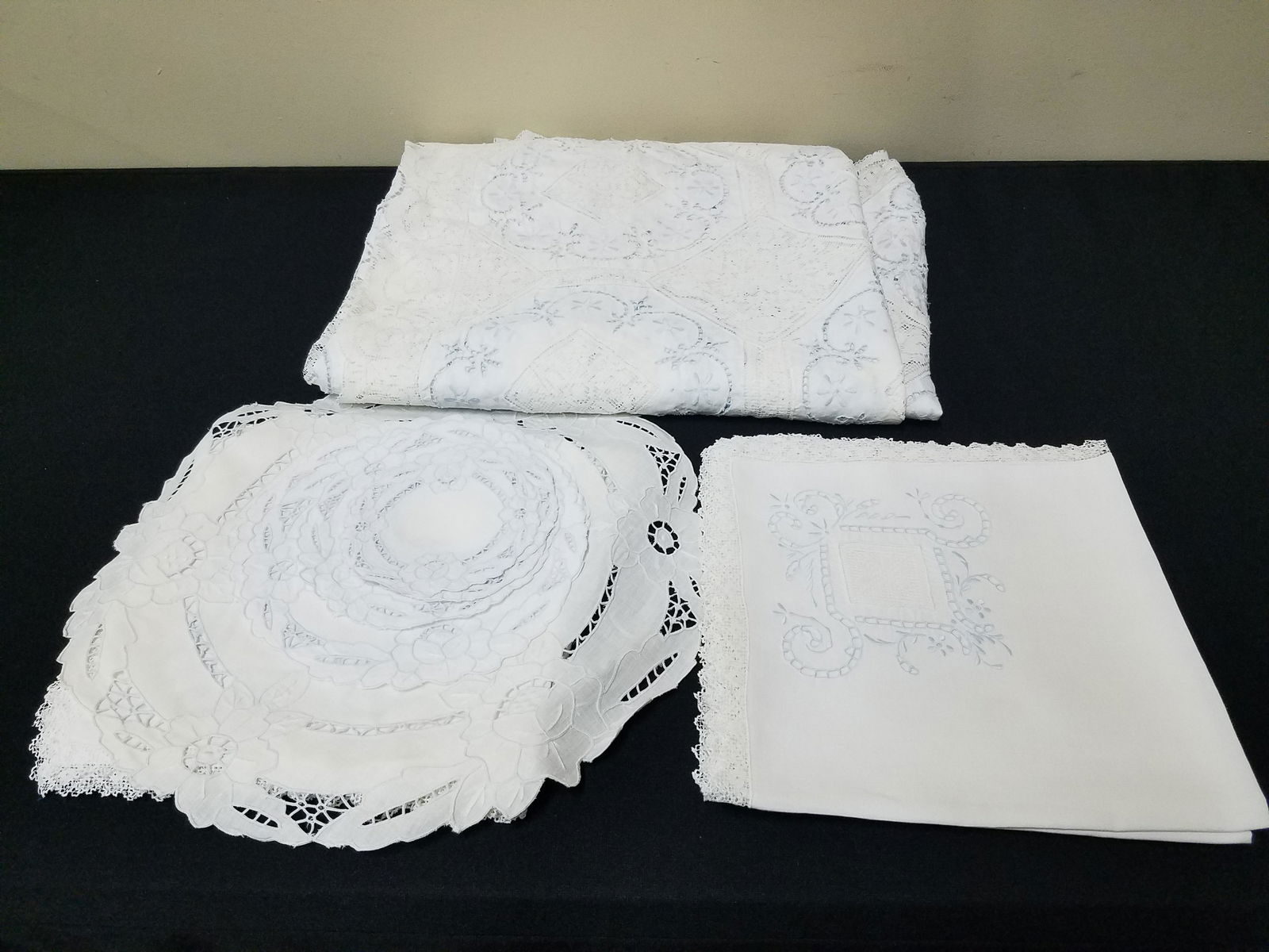 21 Pcs Vintage Cut Work Linens incl Napkins (1 of 3)