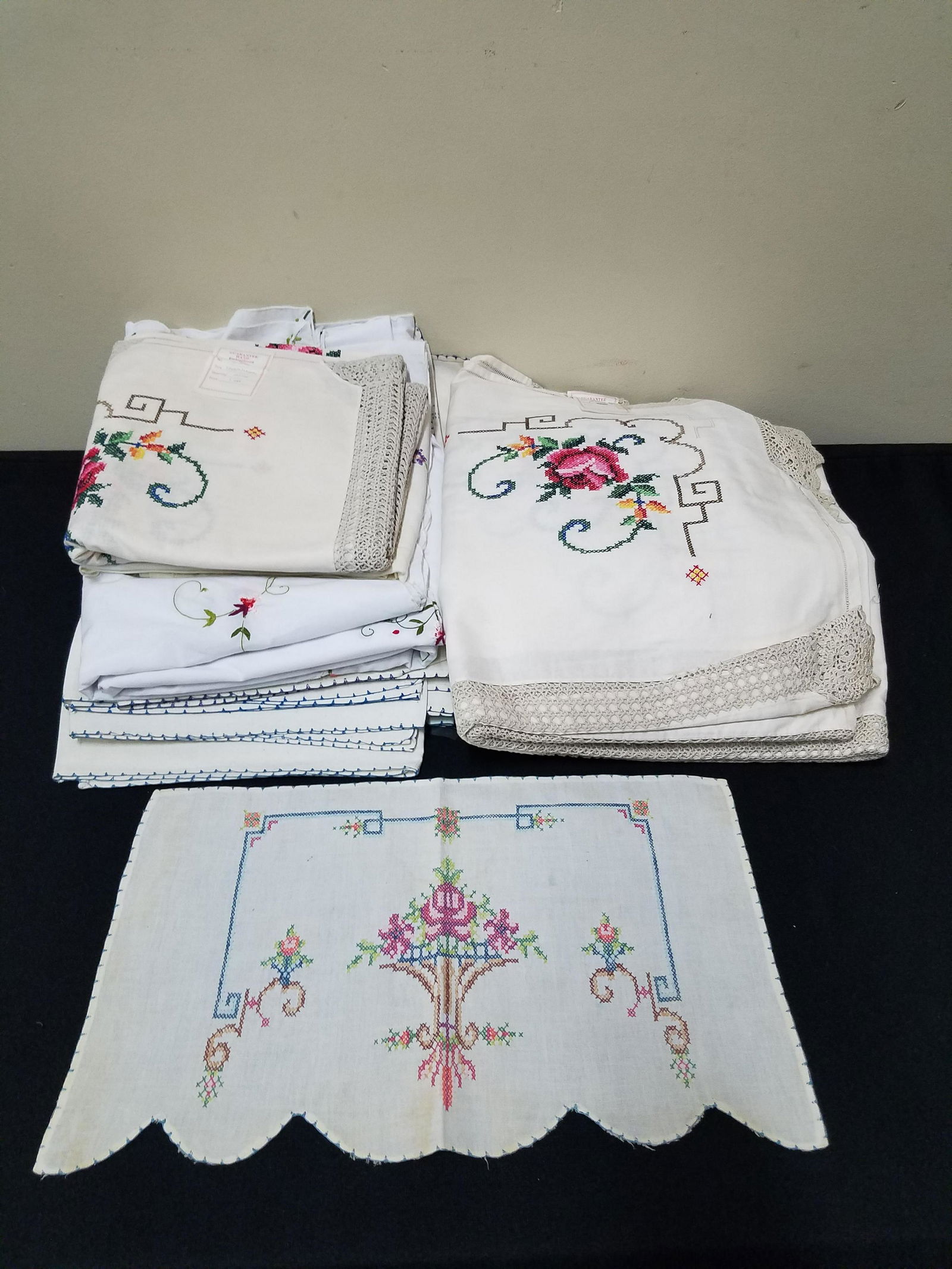 30 Pcs Vintage Needlework Linens (1 of 4)