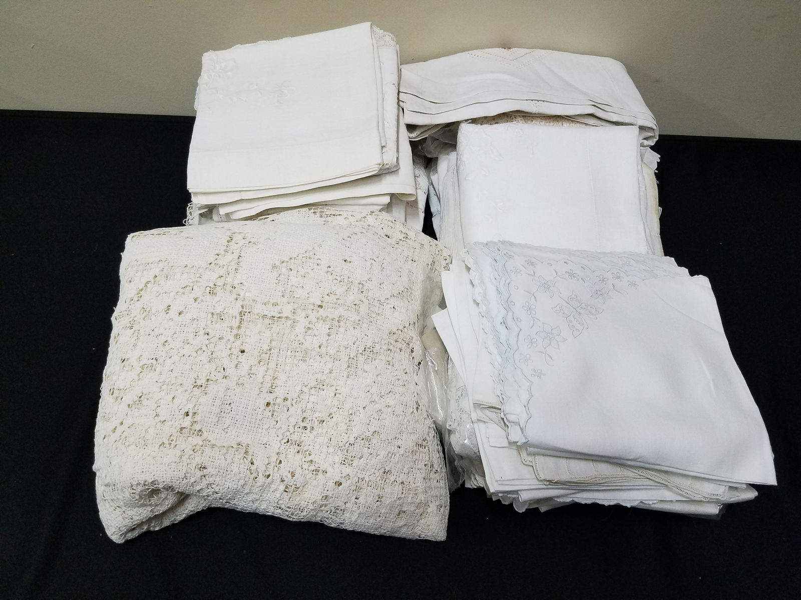 200 Pcs Vintage Cut Work and Lace Linens (1 of 5)