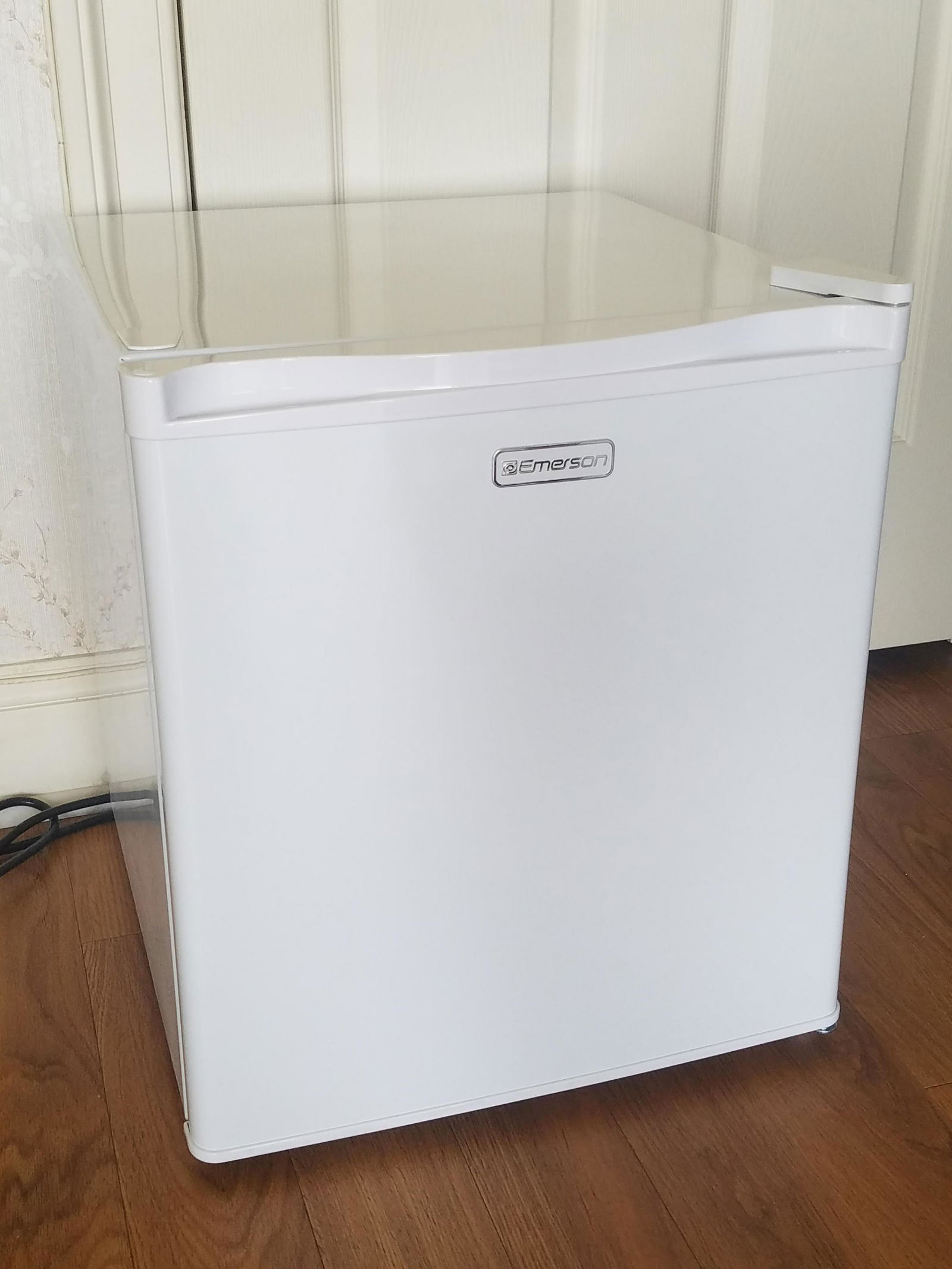 emerson compact fridge