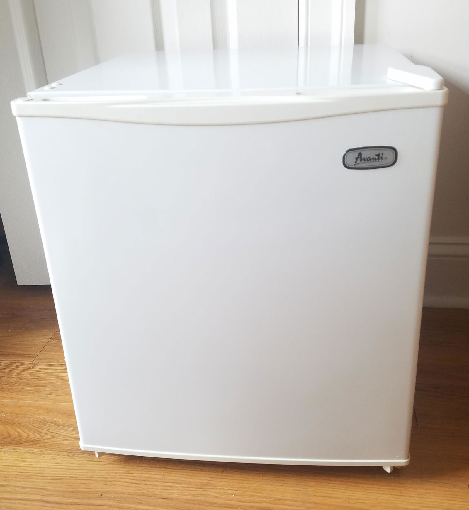 Avanti Mini Fridge (1 of 2)