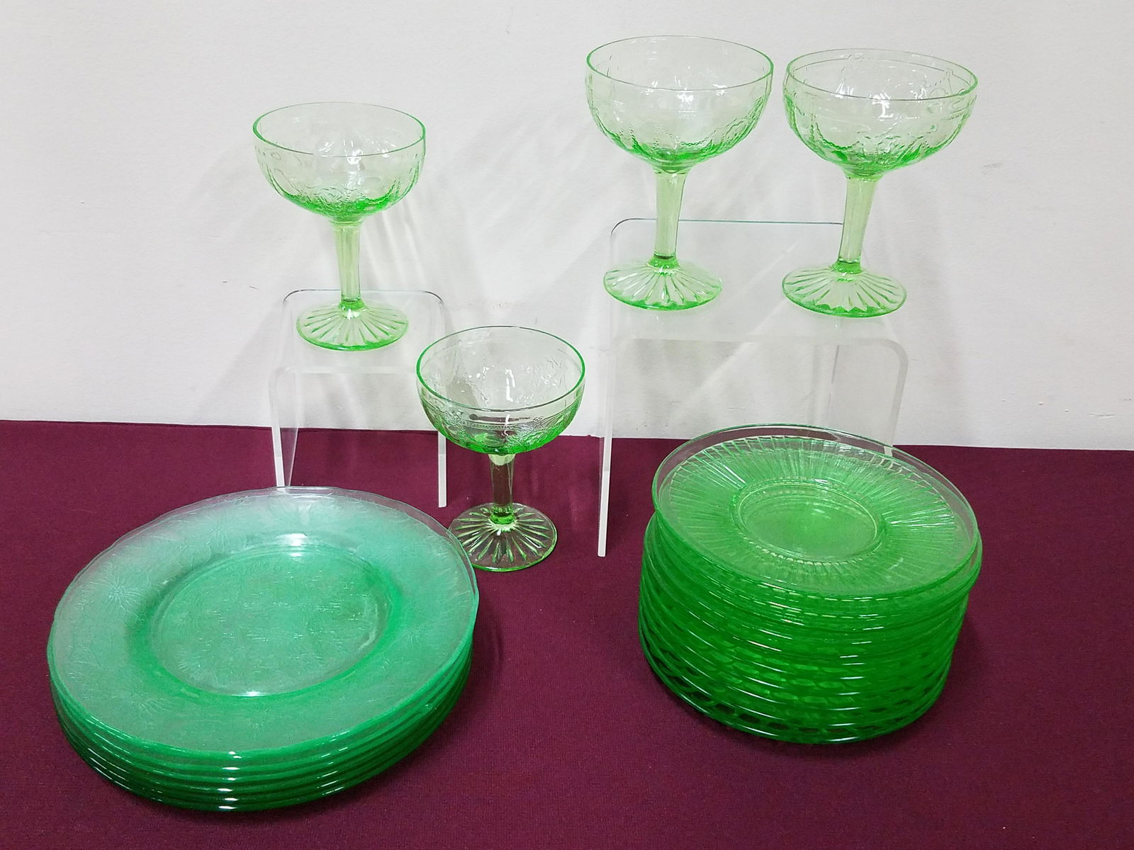 22 Pcs Green Depression Glass (1 of 2)