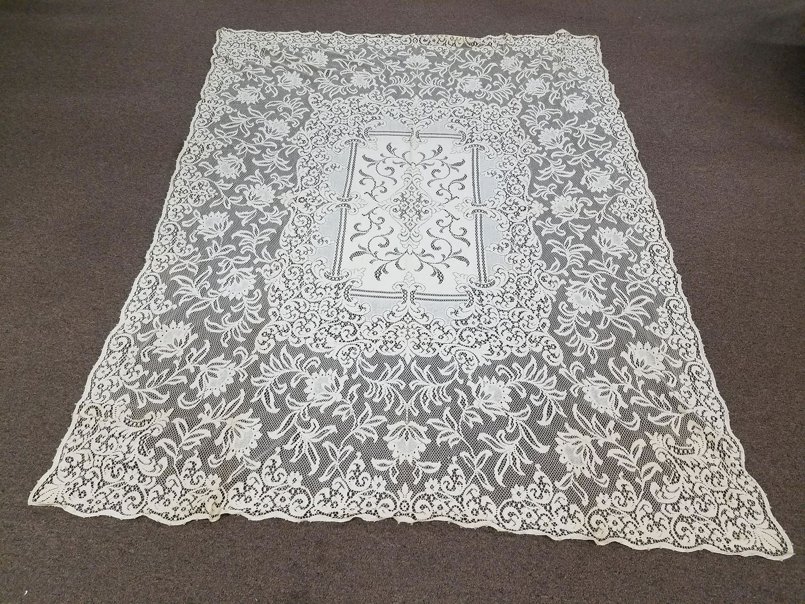 4 Lace and Crochet Table Cloths (1 of 6)