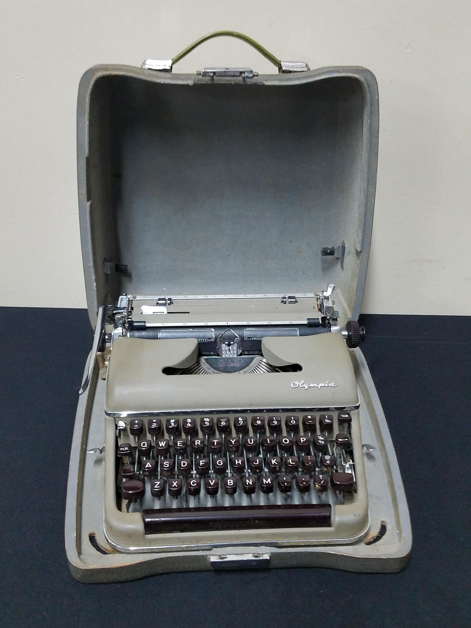 Olympia Typewriter (1 of 3)
