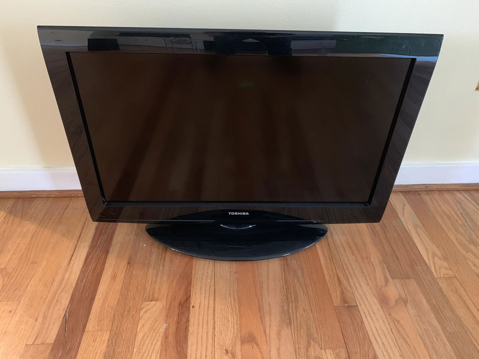 Toshiba Flat Screen TV (1 of 6)