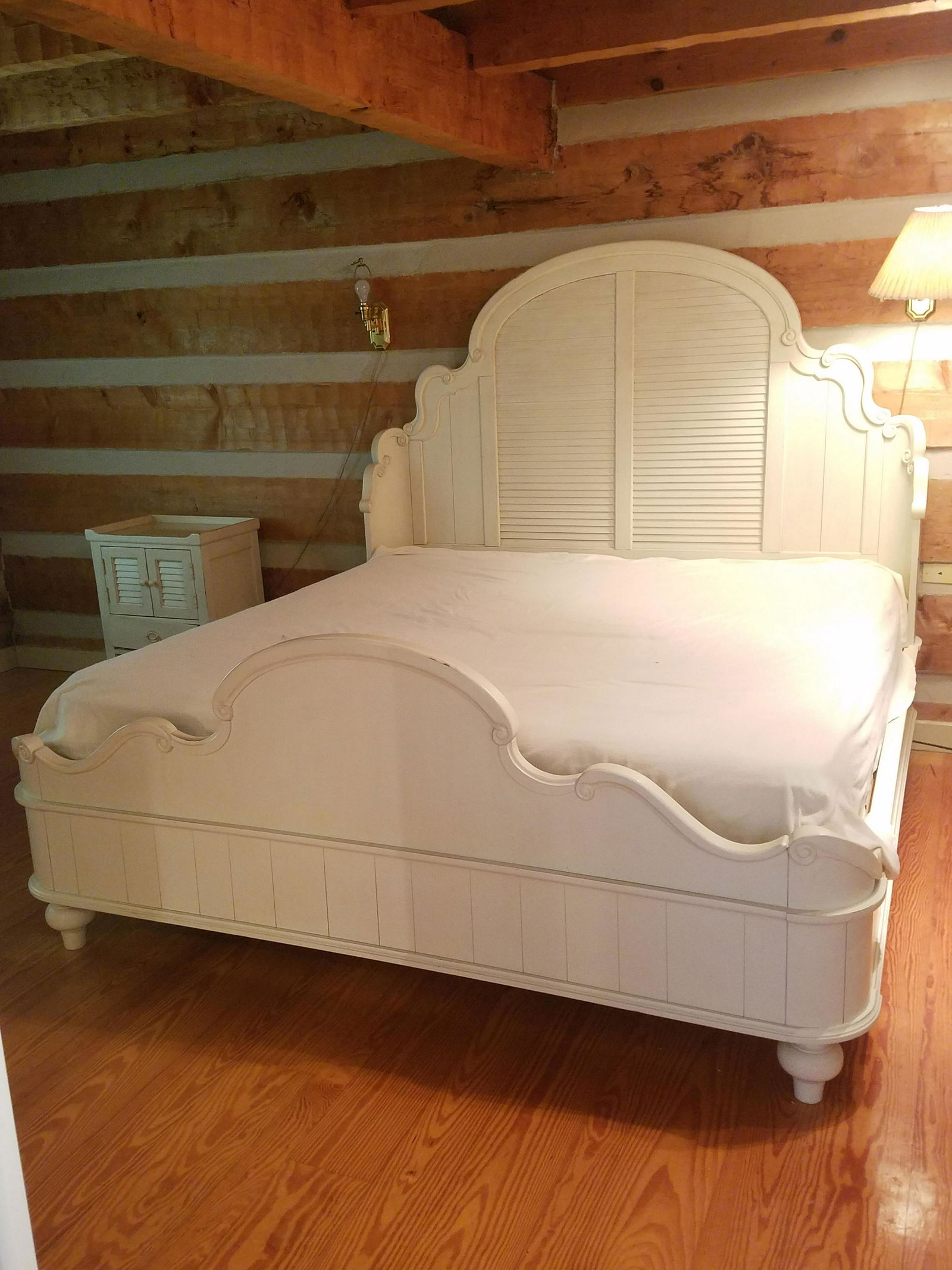 3 Pc White Cottage Bedroom Set (1 of 3)